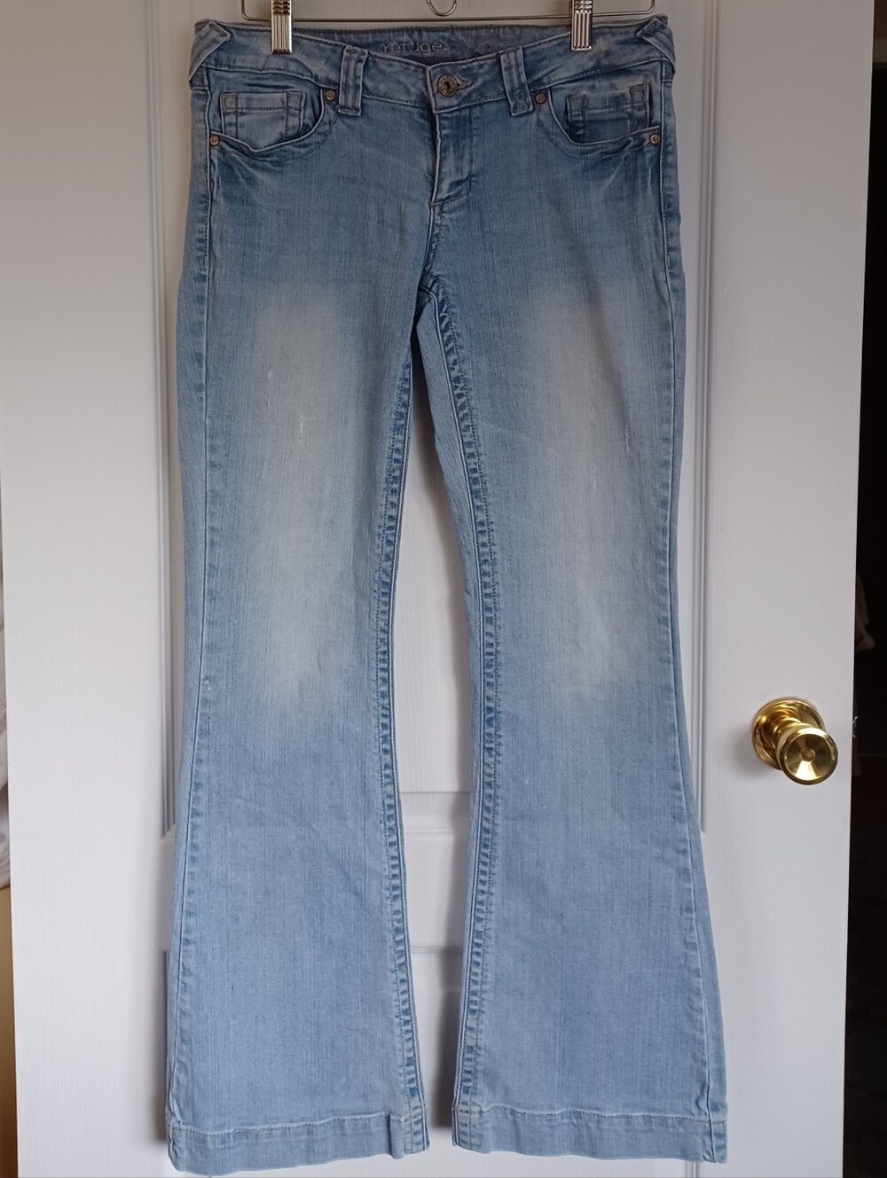 REFUGE JEANS LIGHT WASH DISTRESSED SIZE 7R STYLE#P1062LW-32